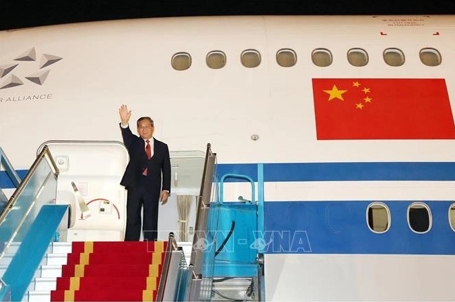 Chinese Premier arrives in Hanoi for official visit to Vietnam